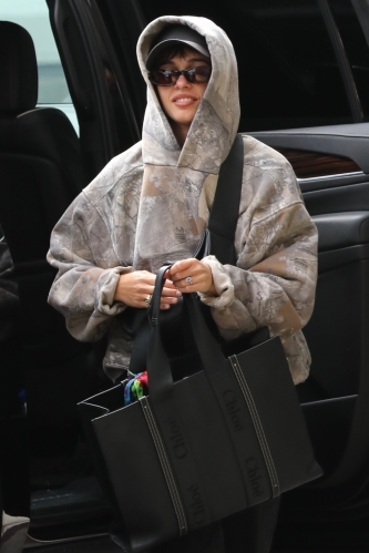 Outside Burbank Airport in Los Angeles - 10/06/2024 - 005 - Naomi Scott ...